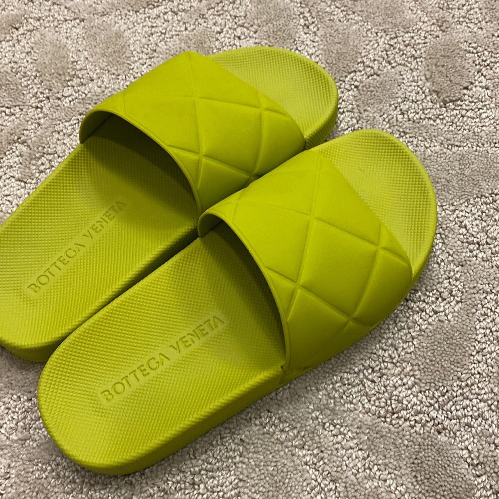 Bottega rubber pool slides. Size 7